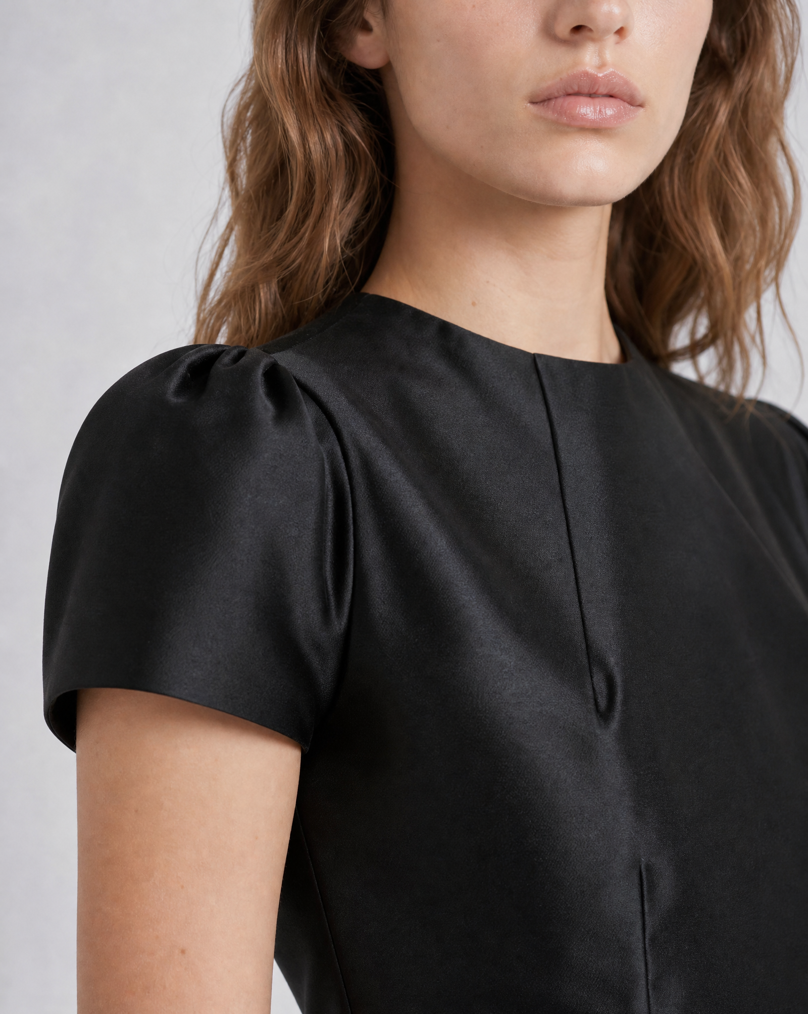 Nilufar dress in silk mikado with capped sleeves