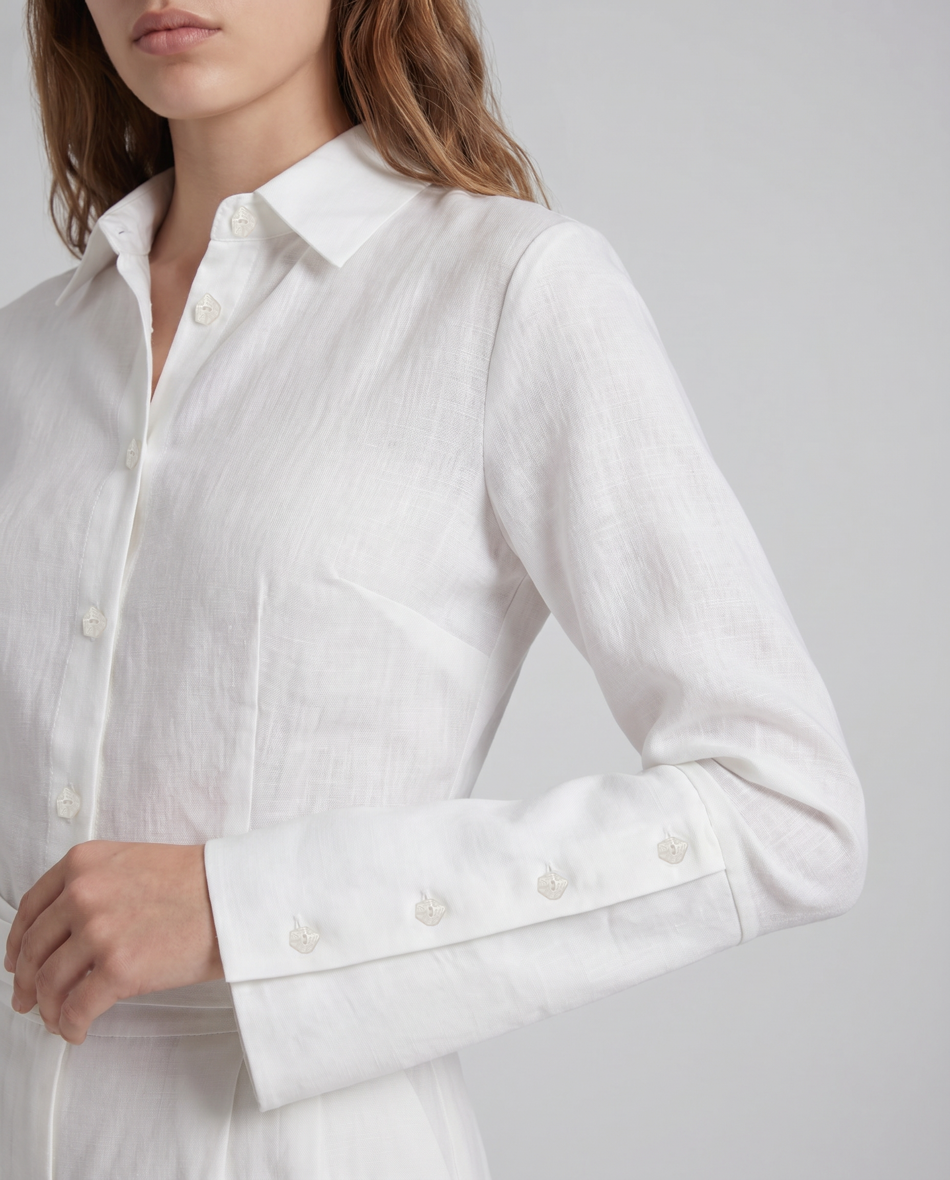 Cayo shirt in linen with sculptural sleeves and a belt