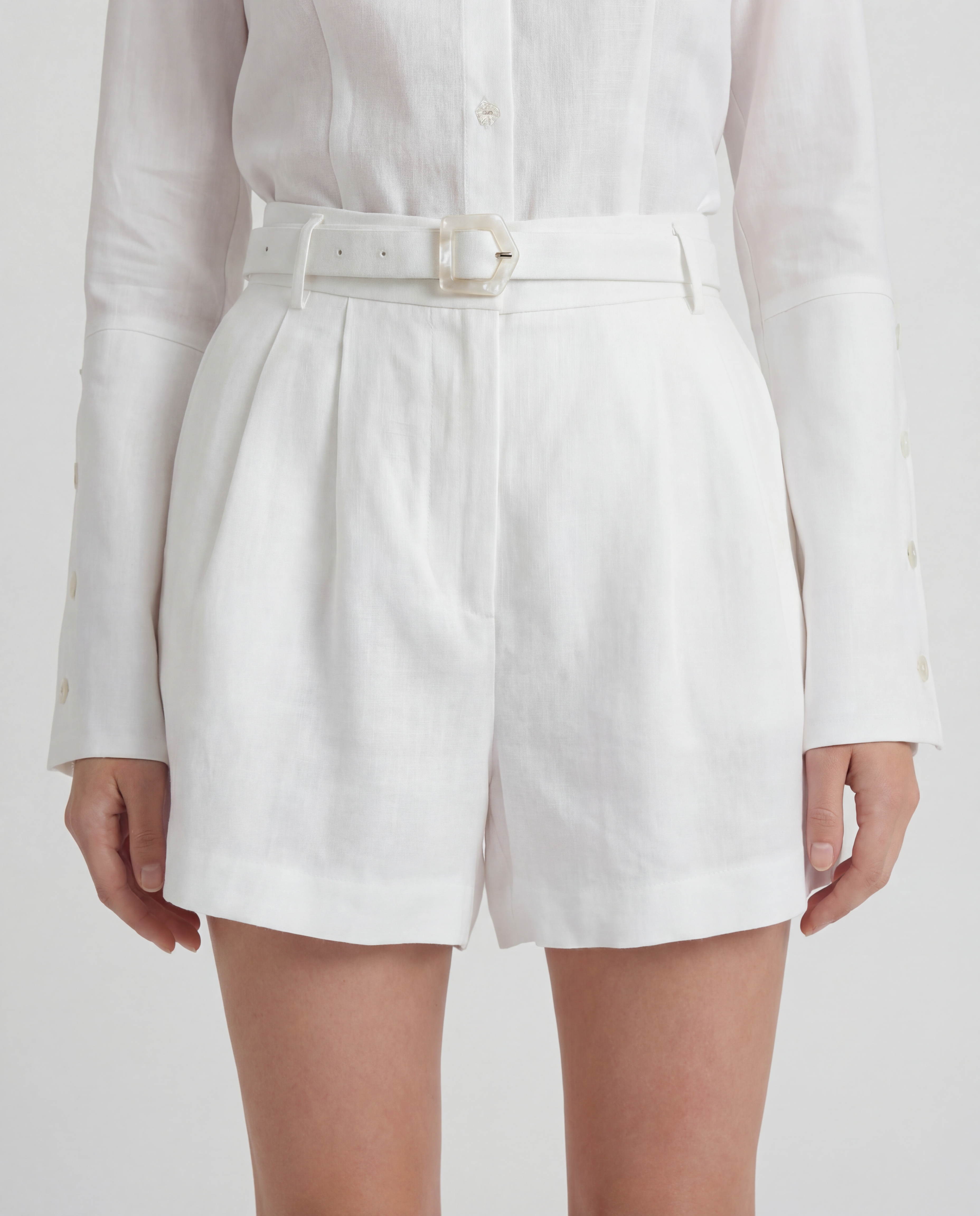 Cayo shirt in linen with sculptural sleeves and a belt