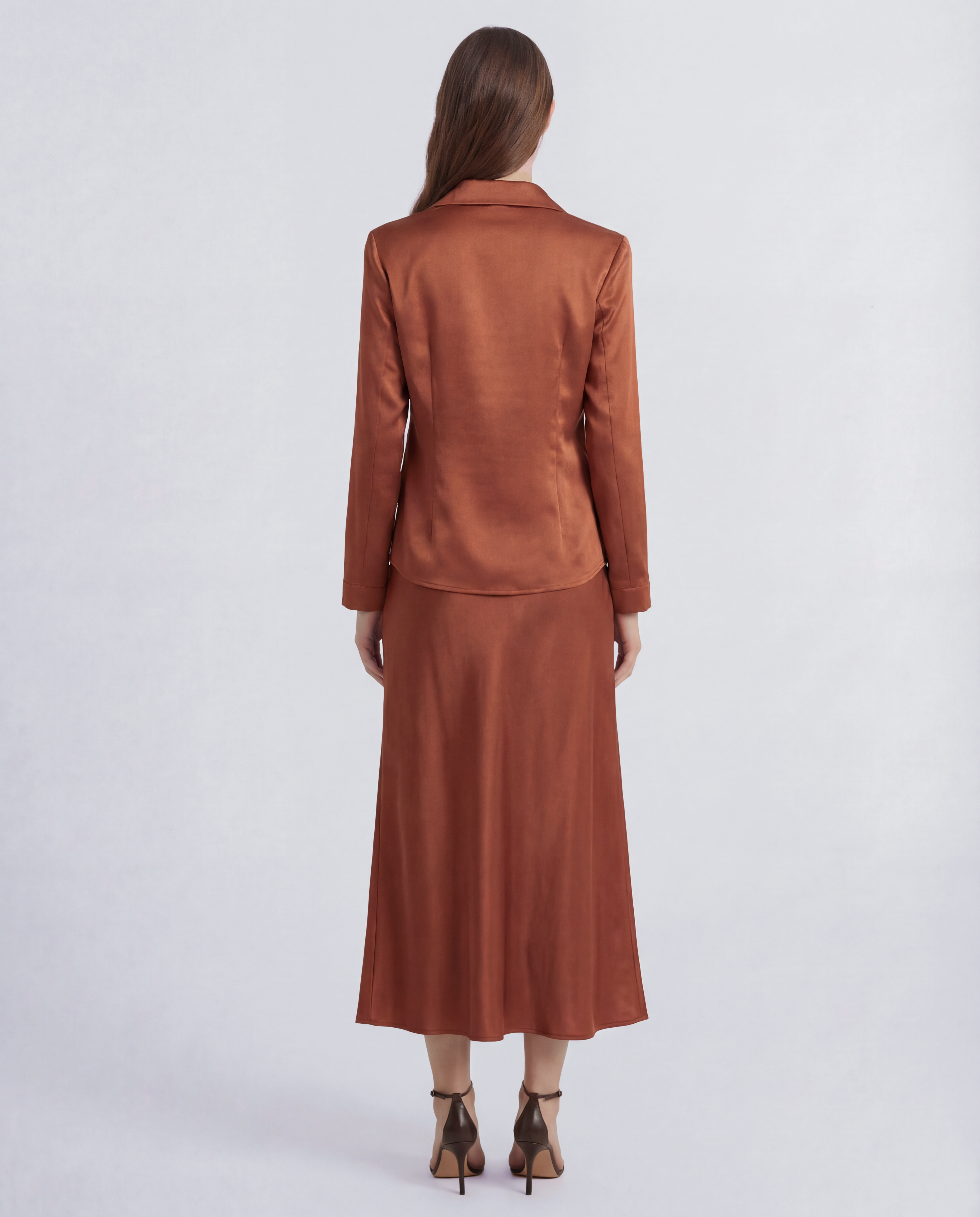 Goya skirt in sculptural cady satin with an adjustable slit