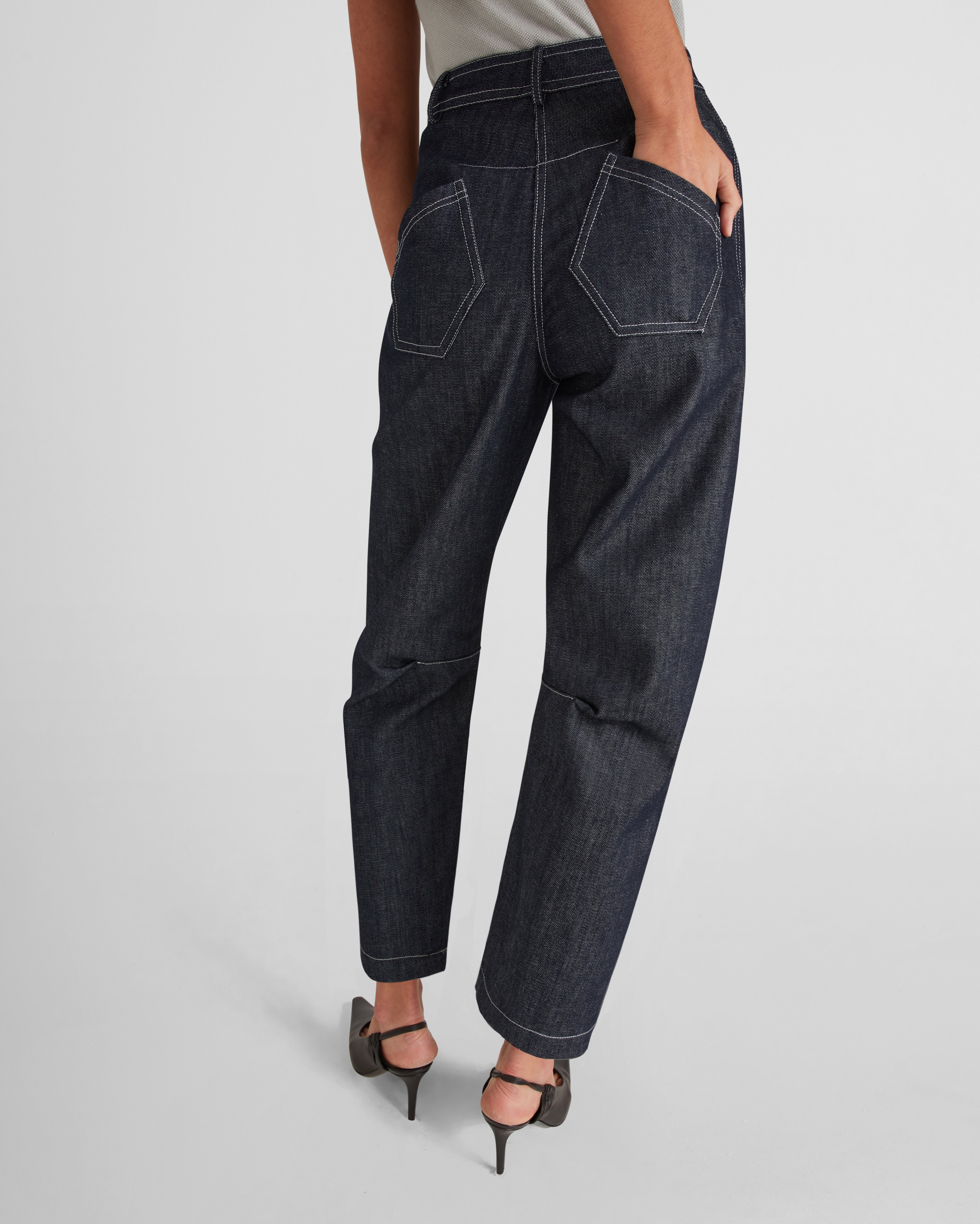 Andy jeans in organic denim with a sculptural barrel leg