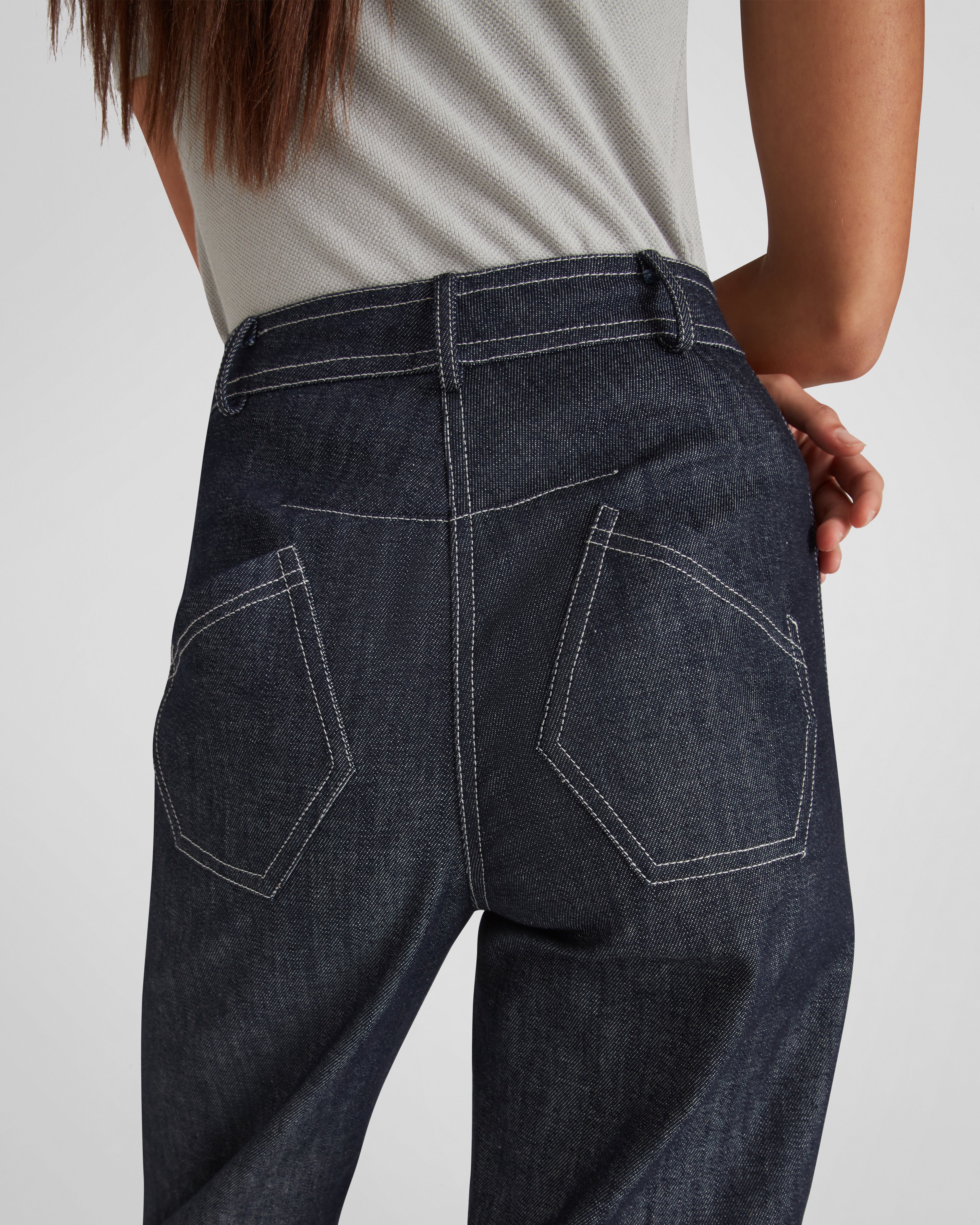 Andy jeans in organic denim with a sculptural barrel leg